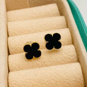 8mm Clover Earrings in 18k gold